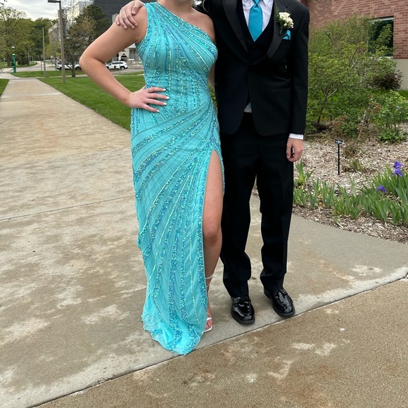 Gorgeous Ashley Lauren asymmetrical prom dress - Picture 2 of 9